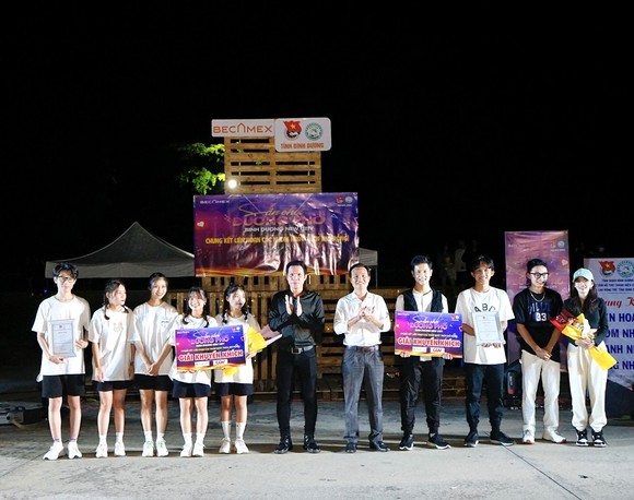 Đêm chung kết ấn tượng của ‘Liên hoan các nhóm nhảy’ tại sân chơi đường phố Binh Duong New City ảnh 3