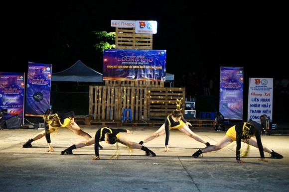 Đêm chung kết ấn tượng của ‘Liên hoan các nhóm nhảy’ tại sân chơi đường phố Binh Duong New City ảnh 6