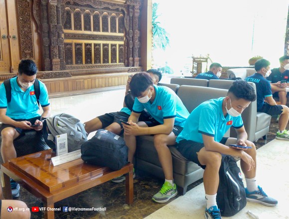 Các cầu thủ mệt mỏi khi đến khách sạn ở thủ đô Jakarta