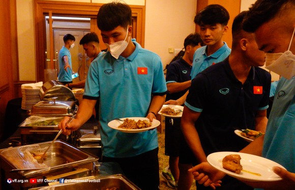 U19 Việt Nam mất gần 1 ngày di chuyển sang Indonesia tham dự giải Đông Nam Á  ảnh 1