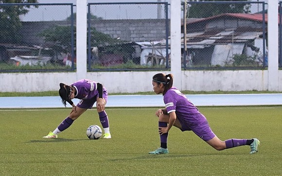 Các cầu thủ Việt Nam làm quen với mặt sân cỏ nhân tạo