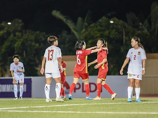 Huỳnh Như và Hoàng Quỳnh ghi bàn cho đội Việt Nam ở hiệp đầu