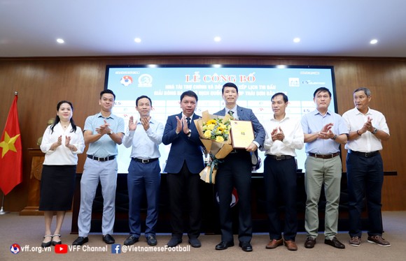 Lãnh đạo VFF, Ban tổ chức giải trao tặng kỷ niệm chương và hoa đến với ông Bùi Định Tế, Chủ tịch công ty TNHH Thái Sơn Bắc