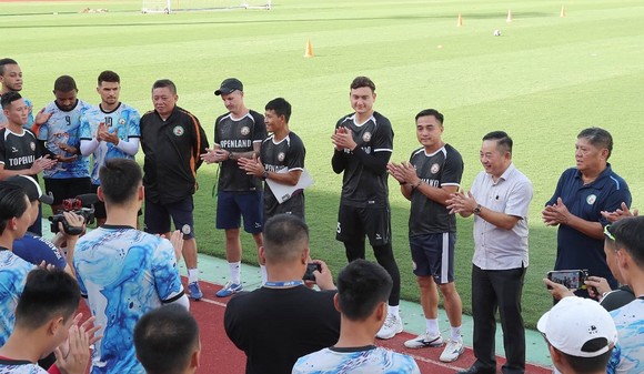 Đặng Văn Lâm ra mắt các đồng đội trên sân Quy Nhơn ảnh 4
