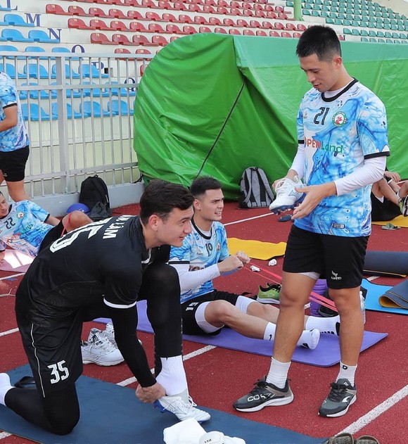 Đặng Văn Lâm ra mắt các đồng đội trên sân Quy Nhơn ảnh 5
