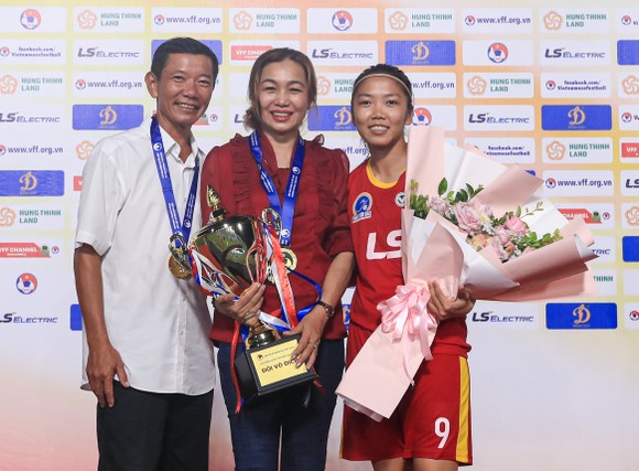 Huỳnh Như trở thành cầu thủ nữ Việt Nam đầu tiên sang châu Âu  thi đấu ảnh 1