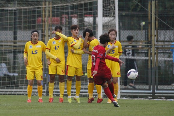 Nguyễn Thị Hoa ghi bàn ấn định chiến thắng 4-0 cho Hà Nội I