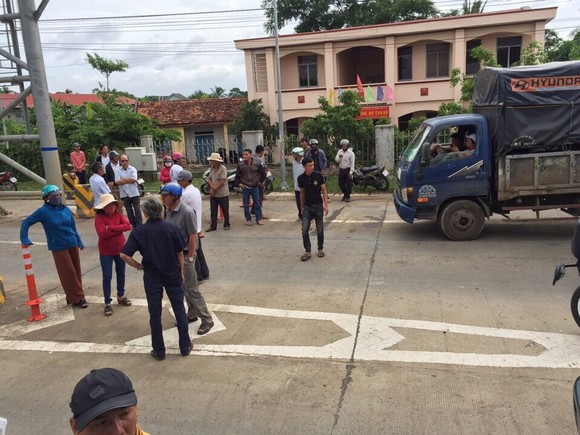 Dân chặn xe, vây Trạm thu phí Ea Kar trên Quốc lộ 26, ngăn cản xe qua lại ảnh 1