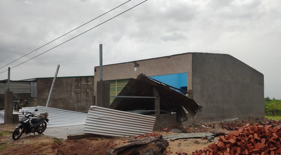 Mưa lớn kèm theo gió lốc gây tốc mái nhiều căn nhà ở Đắk Lắk ảnh 2