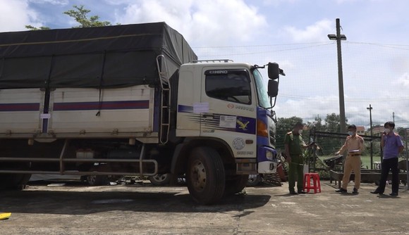 Truy đuổi 100km bắt tài xế xe tải tông gãy nhiều barie, vượt chốt kiểm dịch ảnh 2