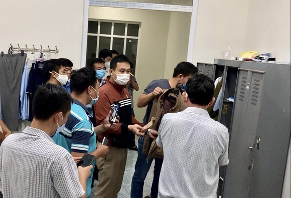 Bắt 2 cán bộ quản lý thị trường chiếm đoạt 160 triệu đồng của tài xế xe chở xăng dầu ảnh 1