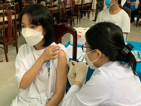 Đắk Lắk bắt đầu tiêm vaccine Covid-19 cho 64.000 học sinh ảnh 2