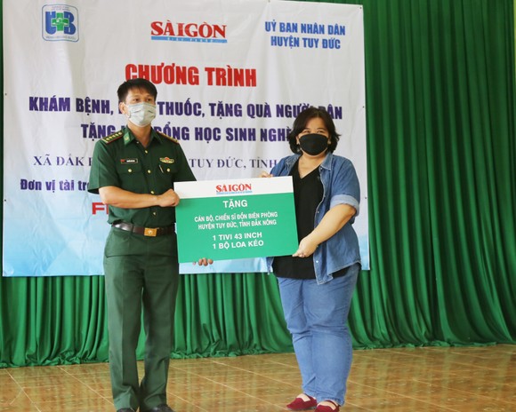 Báo SGGP thăm, tặng quà cán bộ, chiến sĩ Đồn Biên phòng ở Đắk Nông ảnh 2