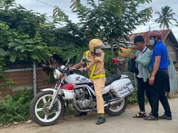 CSGT dùng xe đặc chủng hỗ trợ thí sinh bị hỏng xe đến điểm thi kịp giờ thi ảnh 1