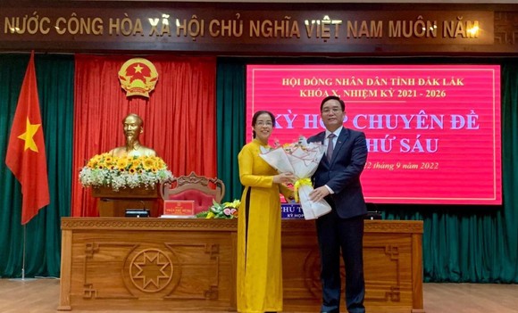 Bà Huỳnh Thị Chiến Hòa được bầu giữ chức Chủ tịch HĐND tỉnh Đắk Lắk ảnh 1