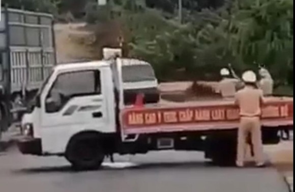 Gia Lai: Bắt đối tượng tông vào xe cảnh sát giao thông ảnh 1