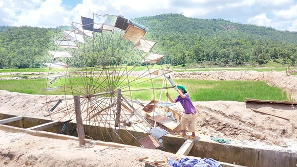 Ruộng đồng khô khát bên công trình thủy lợi trăm tỷ chưa bàn giao đã nát ảnh 1