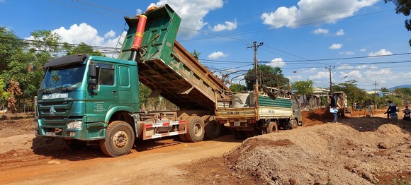 Xem xét mời công an vào cuộc vụ doanh nghiệp khai thác đất lậu để thi công đường ảnh 1