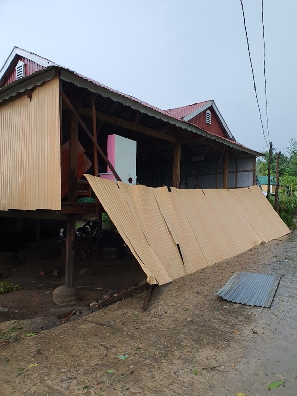 Gia Lai: Huy động lực lượng giúp dân dựng lại nhà bị tốc mái do mưa đá, lốc xoáy ảnh 2