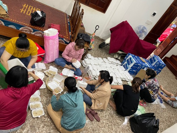 Gia Lai: Công an nấu xôi để “tiếp sức” người dân vùng dịch về quê ảnh 2