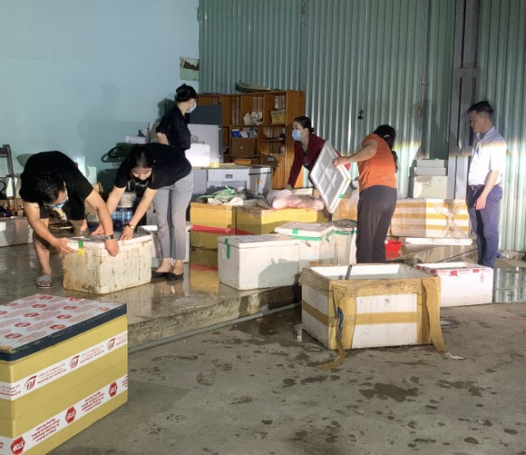 Kon Tum hỗ trợ người dân TPHCM 70 tấn gạo, cá ảnh 1