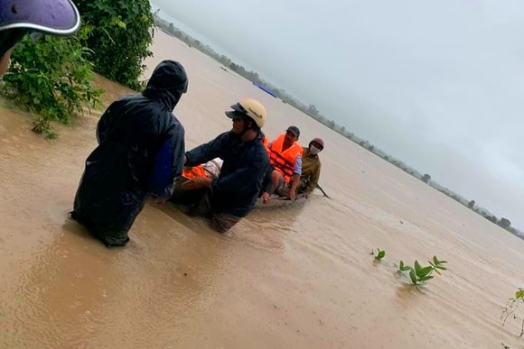 Giải cứu 15 người bị mắc kẹt do nước lũ bao vây ảnh 1