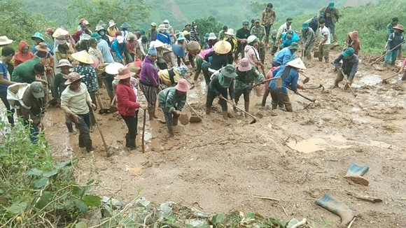 Bản nghèo hết bị cô lập, dân phấn khởi chở nhau đi chợ, đưa con đi học ảnh 3