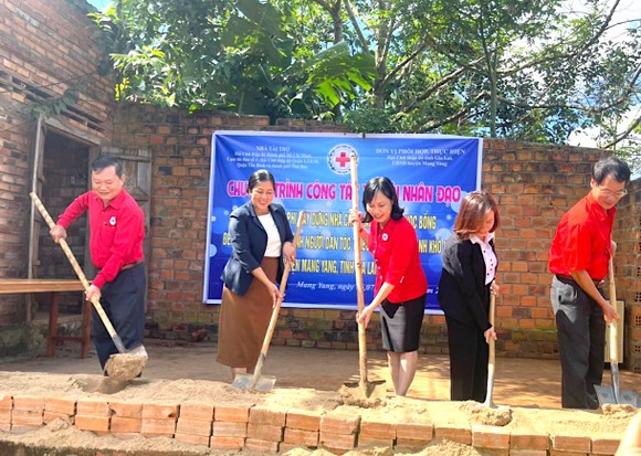 Tặng nhà cho 2 hộ nghèo dân tộc Ba Na ở Mang Yang ảnh 3
