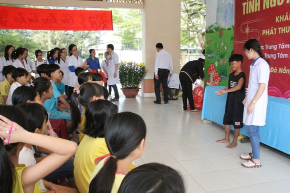 Tổ chức tư vấn, khám chữa bệnh, cấp phát thuốc miễn phí cho trẻ em mồ côi tại TP Đà Nẵng ảnh 3