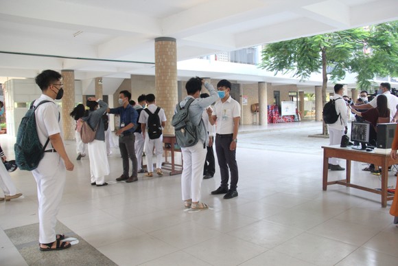 Đà Nẵng: Học sinh nghiêm túc thực hiện phòng, chống dịch khi trở lại trường học ảnh 2