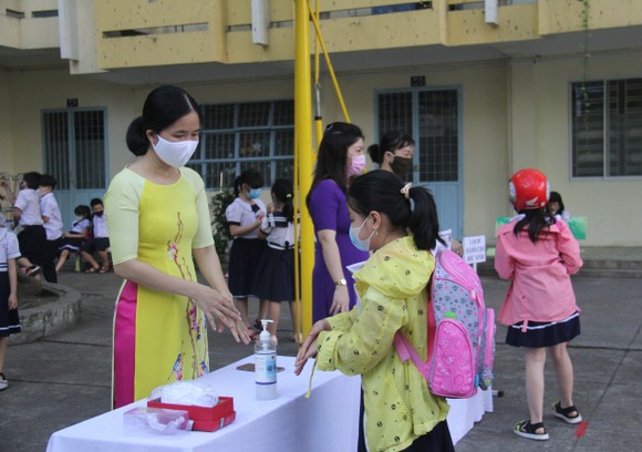 Đà Nẵng: Học sinh nghiêm túc thực hiện phòng, chống dịch khi trở lại trường học ảnh 4