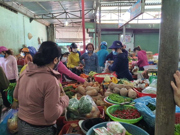 Người dân Đà Nẵng đổ xô mua hàng tích trữ dù hàng hóa không khan hiếm ảnh 5