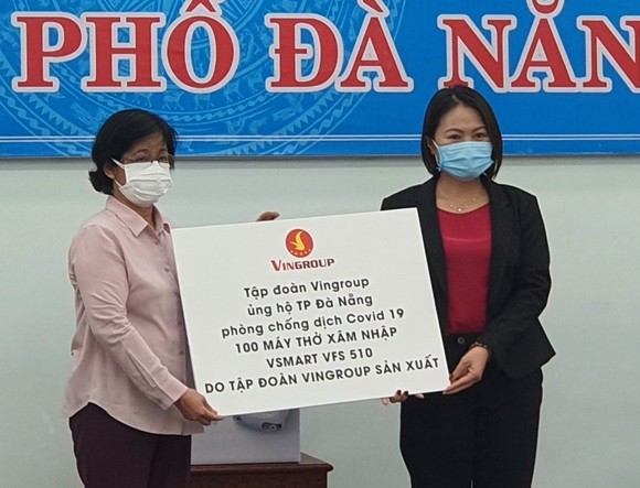 Bà Ngô Thị Kim Yến, giám đốc Sở Y tế Đà Nẵng tiếp nhận 100 máy thở xâm nhập VSMART VFS 510 của tập đoàn Vingroup