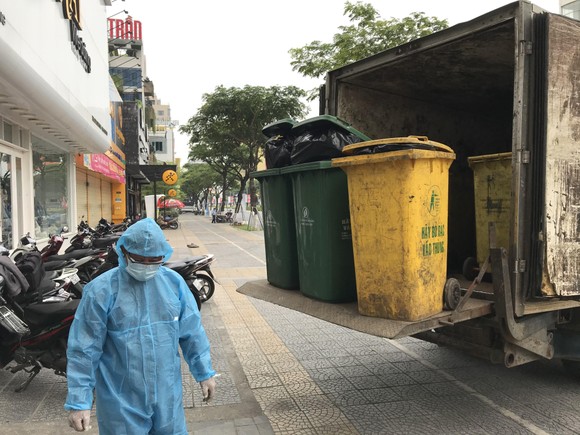 Công ty CP Môi trường đô thị Đà Nẵng thu gom rác tại khách sạn được chọn làm khu vực cách ly y tế