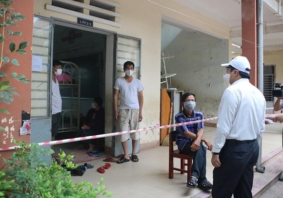 Chủ tịch UBND TP Đà Nẵng kiểm tra phòng chống dịch Covid-19 tại các điểm nóng ảnh 6