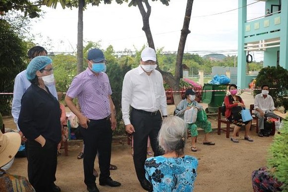 Chủ tịch UBND TP Đà Nẵng kiểm tra phòng chống dịch Covid-19 tại các điểm nóng ảnh 2