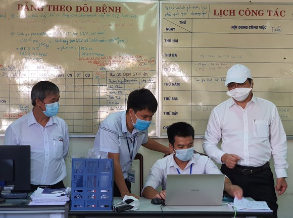 Chủ tịch UBND TP Đà Nẵng thị sát việc lấy mẫu cộng đồng theo phương thức gộp nhóm ảnh 8