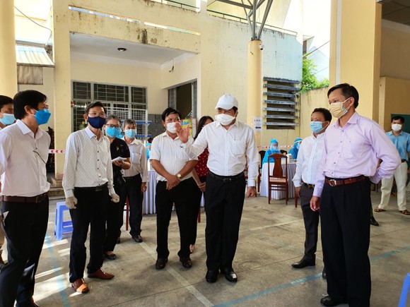 Chủ tịch UBND TP Đà Nẵng thị sát việc lấy mẫu cộng đồng theo phương thức gộp nhóm ảnh 4
