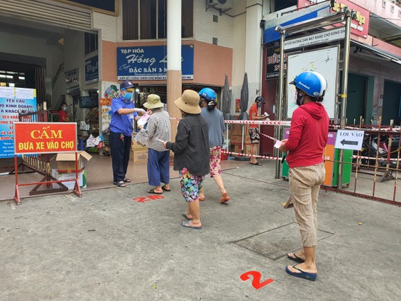 Đà Nẵng: Ngày đầu đi chợ bằng thẻ theo ngày chẵn lẻ ảnh 2