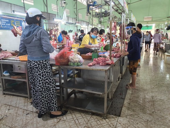 Đà Nẵng: Ngày đầu đi chợ bằng thẻ theo ngày chẵn lẻ ảnh 10