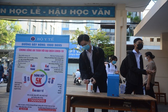 Học sinh Đà Nẵng đi học trở lại sau thời gian giãn cách do Covid-19 ảnh 10