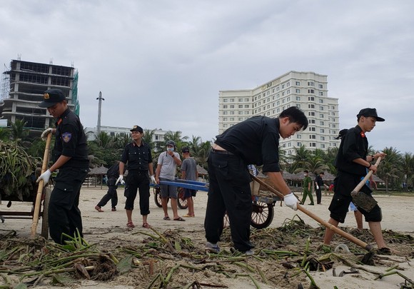 Đà Nẵng thu gom hơn 1.300 tấn rác phát sinh do bão số 5 ảnh 1