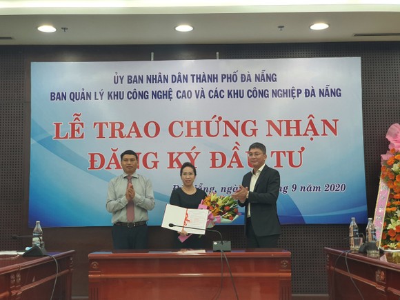 Đại diện lãnh đạo thành phố Đà Nẵng trao giấy chứng nhận đăng ký đầu tư cho nhà đầu tư