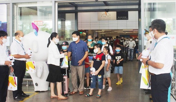 Tại Sân bay quốc tế Đà Nẵng, Đại diện Sở Du lịch Đà Năng tặng quà cho đoàn du khách đầu tiên trở lại du lịch thành phố sau dịch Covid-19