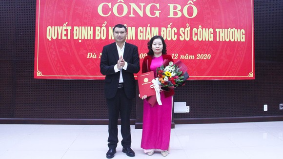 Ông Hồ Kỳ Minh, Phó Chủ tịch UBND TP Đà Nẵng trao quyết định bổ nhiệm Giám đốc Sở Công Thương cho bà Lê Thị Kim Phương