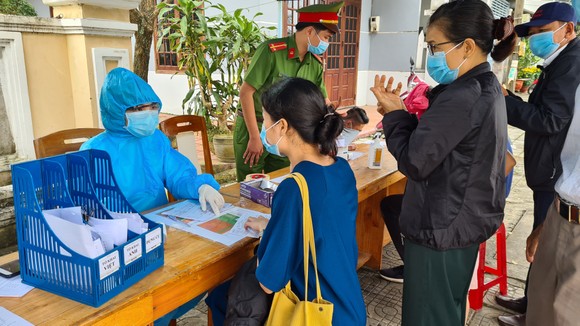 Đà Nẵng: Lập chốt chặn phòng dịch, người dân an tâm đón tết ảnh 4