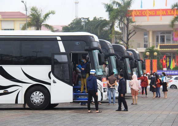 Đà Nẵng hỗ trợ xe đưa 3.000 lao động về quê đón tết ảnh 1