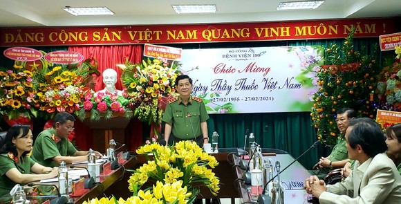 Thứ trưởng Bộ Công an thăm, chúc mừng Bệnh viện 199 nhân Ngày Thầy thuốc Việt Nam ảnh 2