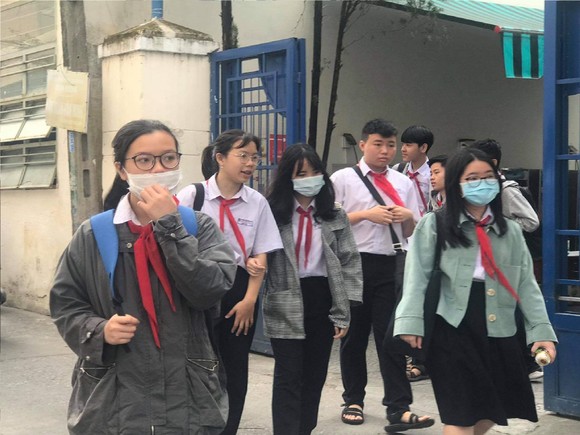 Học sinh Trường THCS Trưng Vương mang khẩu trang khi đến trường học