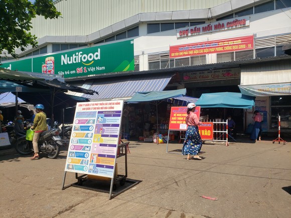 Đà Nẵng: Ngày đầu người dân đi chợ bằng thẻ để phòng chống dịch Covid-19 ảnh 9